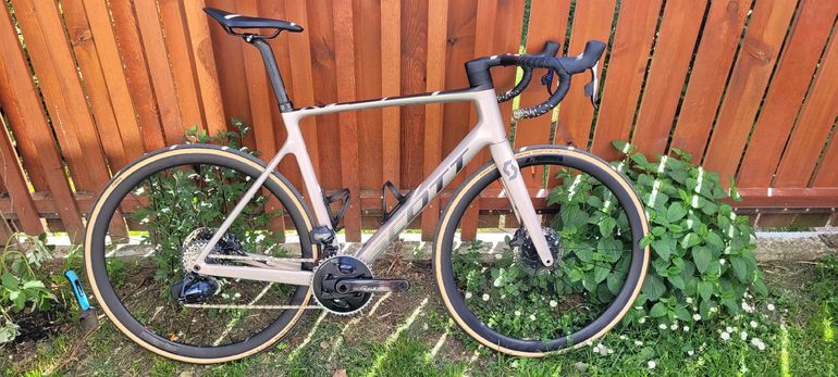 Used Scott Addict RC 10 2022 2022 Road & Gravel — image 1 of 10