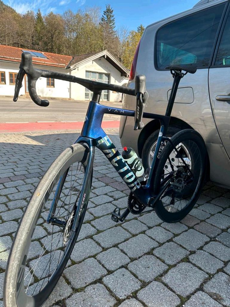 Used Factor Ostro Vollcarbon 56 Frameset 2024 Road & Gravel, Violett — image 1 of 9