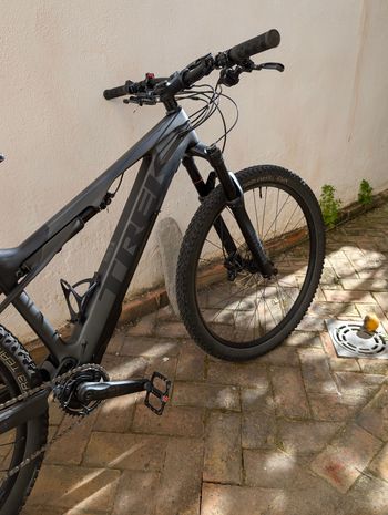 Used Trek E-Caliber 9.6 Gen 2 2022 2022 Mountainbike — image 7 of 8