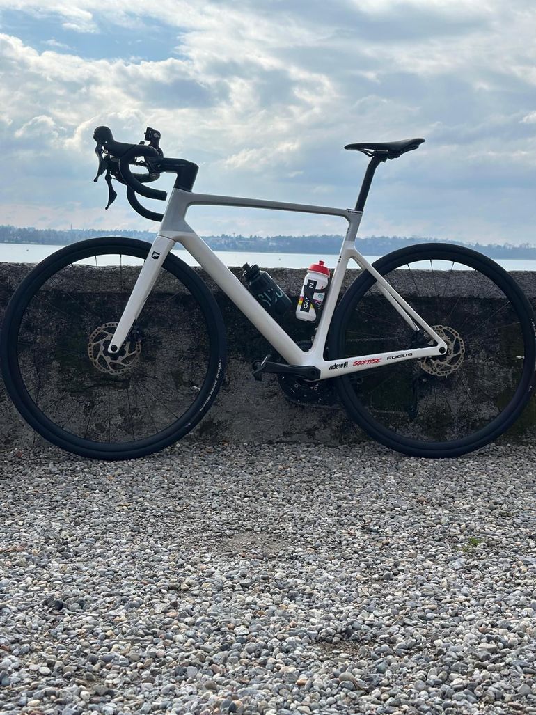Used Focus IZALCO MAX 8.7 2024 2024 Road & Gravel, White — image 1 of 3