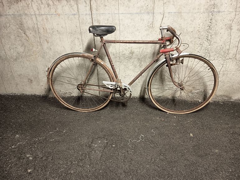 Used Victor Linart Randonneuse Une Vitesse 1967 Urban, Red — image 1 of 8