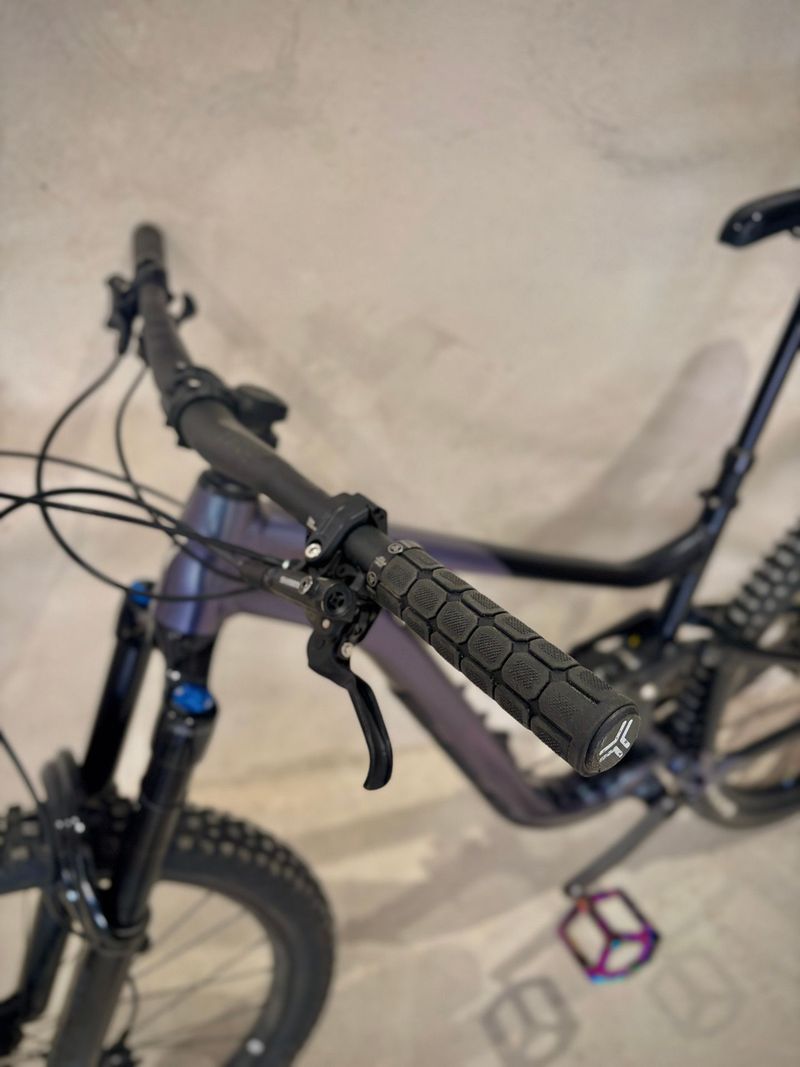 Käytetty Giant Reign 1 2024 2024 Mountainbike — kuva 6 / 8