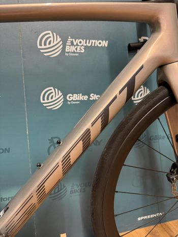 Used Scott Addict RC 10 2023 2023 Road & Gravel, Light Gray — image 10 of 16