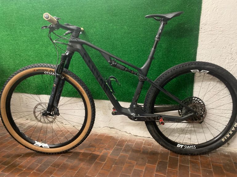 Used Canyon Lux CF SLX 9 2021 2021 Mountainbike — image 1 of 4