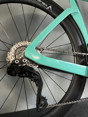 Bianchi Oltre Comp 105 Di2 2025 2025 Road & Gravel usato, Blu — immagine 6 di 11