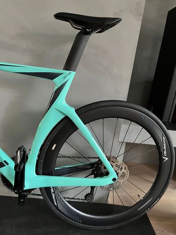 Bianchi Oltre Comp 105 Di2 2025 2025 Road & Gravel usato, Blu — immagine 4 di 11