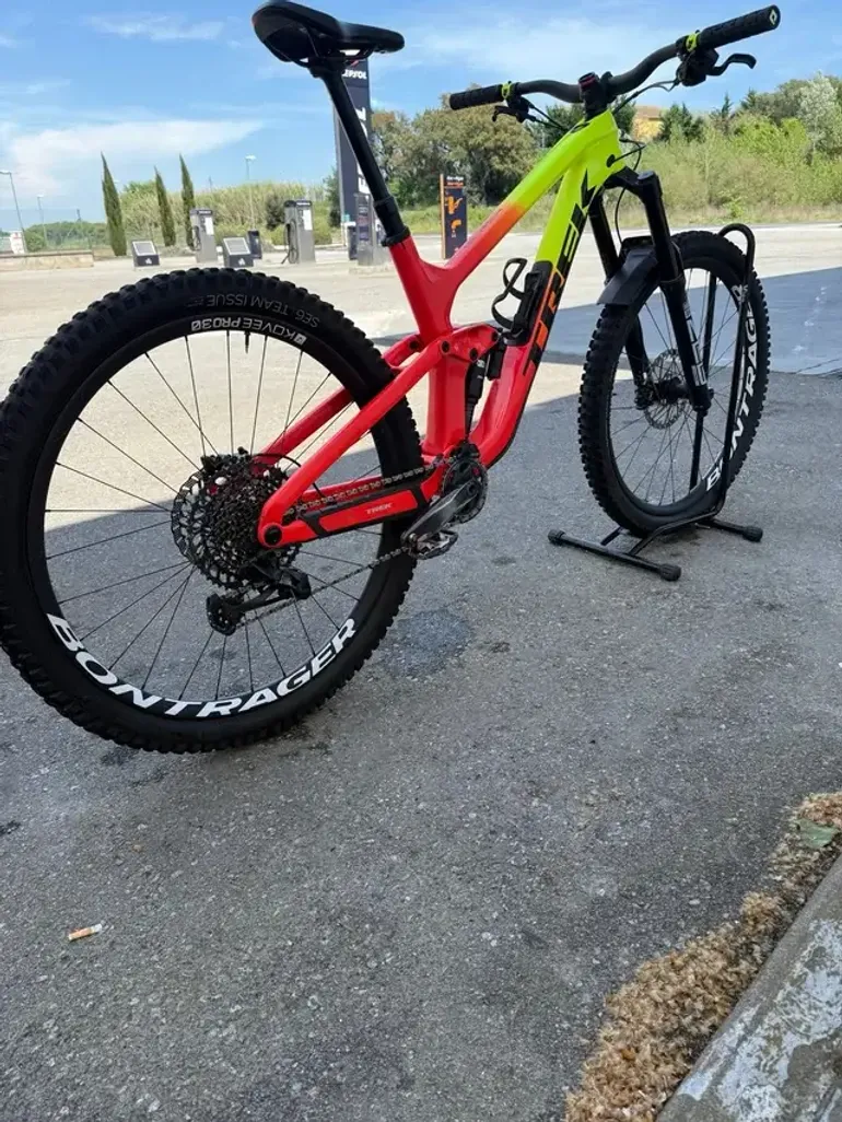 Used Trek Slash 9.8 GX Gen 5 2022 2022 Mountainbike, Red, 29 — image 2 of 6