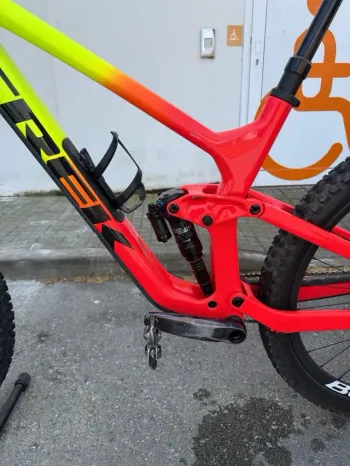 Used Trek Slash 9.8 GX Gen 5 2022 2022 Mountainbike, Red, 29 — image 4 of 6