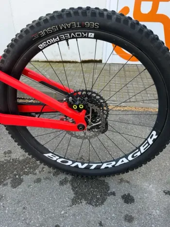 Used Trek Slash 9.8 GX Gen 5 2022 2022 Mountainbike, Red, 29 — image 3 of 6