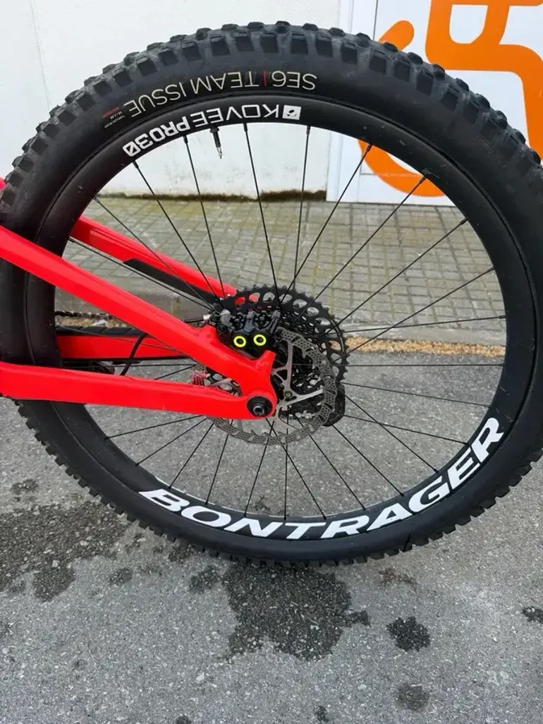 Used Trek Slash 9.8 GX Gen 5 2022 2022 Mountainbike, Red, 29 — image 3 of 6