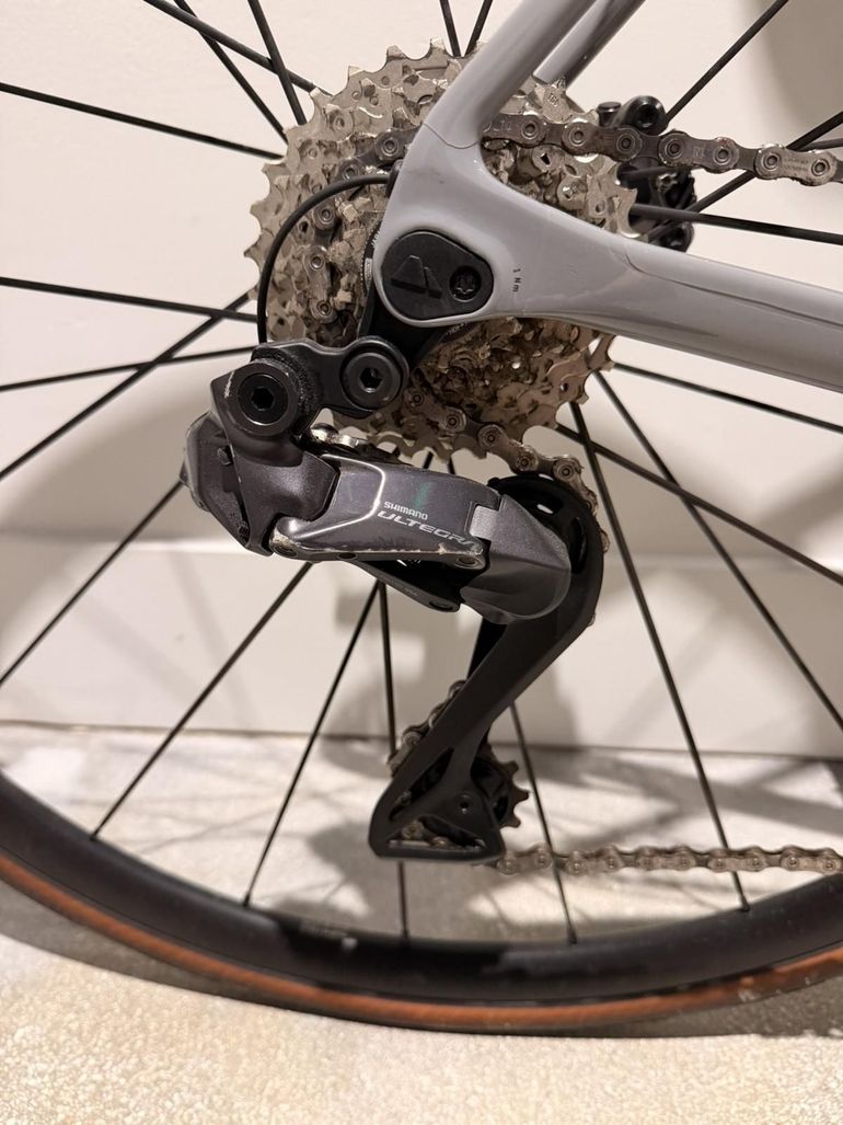 Used Canyon Ultimate CF SL 8 Disc Di2 2022 2022 Road & Gravel, Light Gray — image 8 of 12