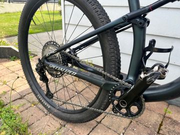 Used Specialized Epic Shimano Deore XT 2022 Mountainbike, Light Gray — image 4 of 5