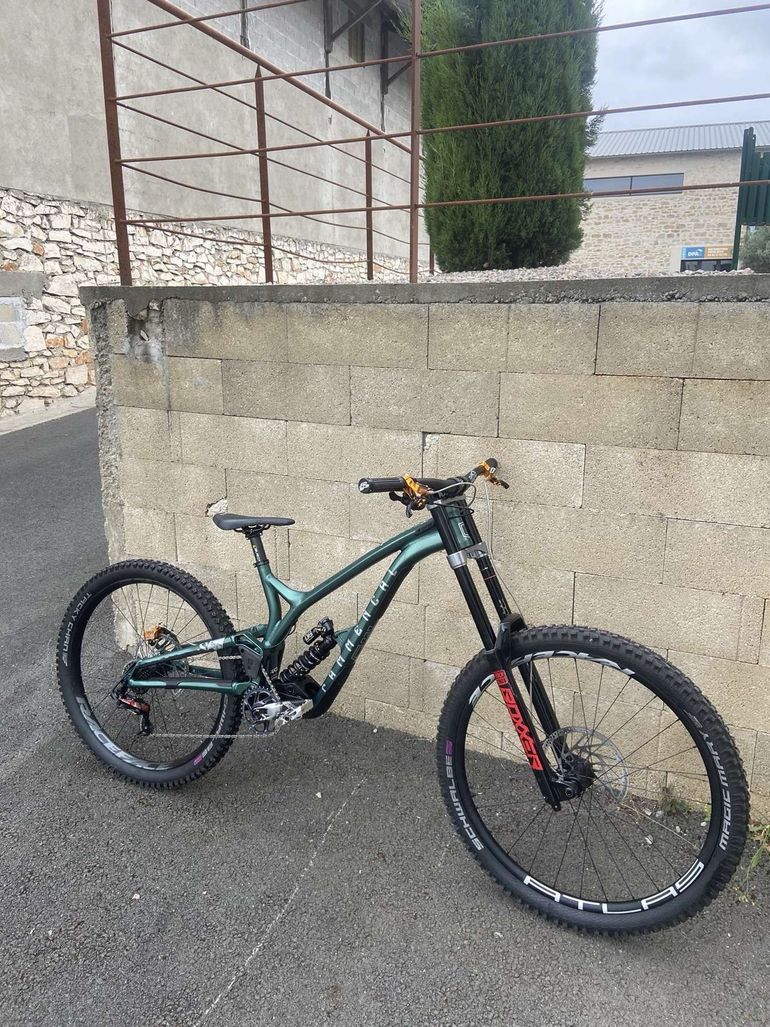 Used Commencal Commencal Custom SRAM GX DH 2023 Mountainbike, Grün — image 1 of 3