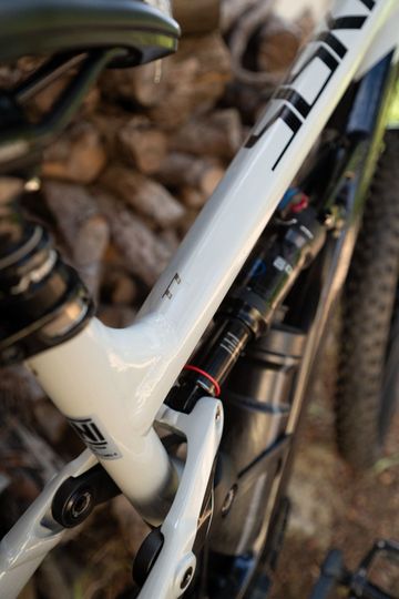 Polygon SISKIU T7 2024 2024 Mountainbike usato, Grigio chiaro — immagine 6 di 12