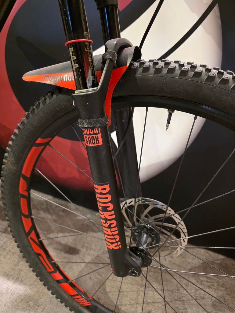 Used Specialized Specialized Camber Comp Carbon 2018 Mountainbike, Light Gray — image 9 of 19