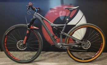 Used Specialized Specialized Camber Comp Carbon 2018 Mountainbike, Light Gray — image 11 of 19
