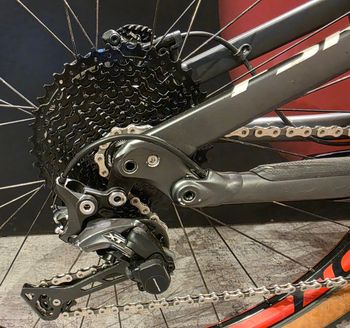 Used Specialized Specialized Camber Comp Carbon 2018 Mountainbike, Light Gray — image 3 of 19