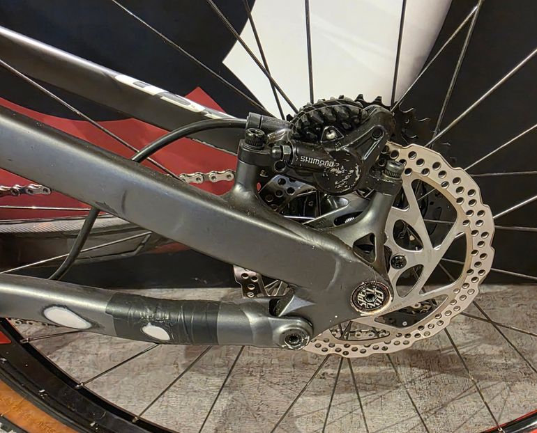 Used Specialized Specialized Camber Comp Carbon 2018 Mountainbike, Light Gray — image 17 of 19