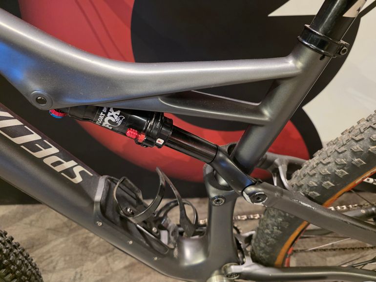 Used Specialized Specialized Camber Comp Carbon 2018 Mountainbike, Light Gray — image 14 of 19