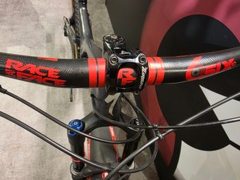 Used Specialized Specialized Camber Comp Carbon 2018 Mountainbike, Light Gray — image 8 of 19