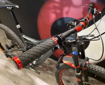 Used Specialized Specialized Camber Comp Carbon 2018 Mountainbike, Light Gray — image 7 of 19