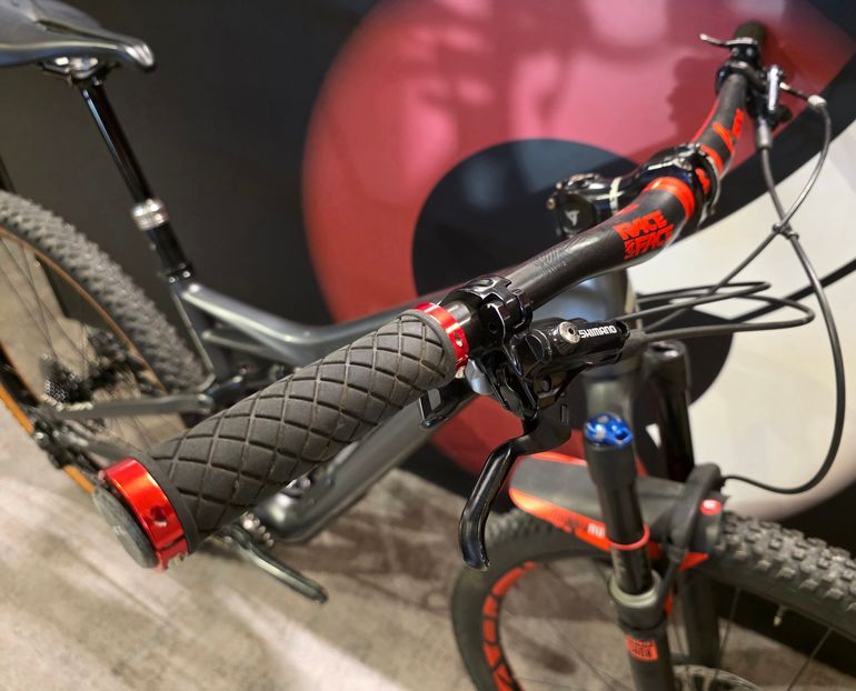 Used Specialized Specialized Camber Comp Carbon 2018 Mountainbike, Light Gray — image 7 of 19