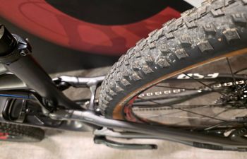 Used Specialized Specialized Camber Comp Carbon 2018 Mountainbike, Light Gray — image 18 of 19