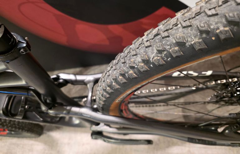 Used Specialized Specialized Camber Comp Carbon 2018 Mountainbike, Light Gray — image 18 of 19