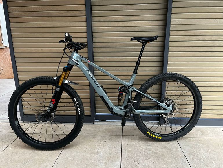 Used Pivot Pivot Schuttle SL World Cup 2023 Mountainbike, Light Gray — image 2 of 3