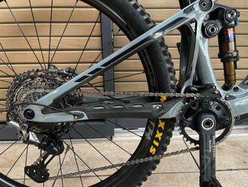 Used Pivot Pivot Schuttle SL World Cup 2023 Mountainbike, Light Gray — image 3 of 3