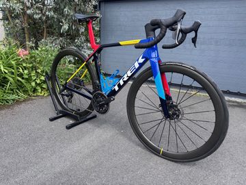 Trek Madone SRAM Force eTap AXS 2025 Road & Gravel usato, Blu — immagine 2 di 3