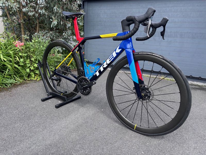 Trek Madone SRAM Force eTap AXS 2025 Road & Gravel usato, Blu — immagine 2 di 3
