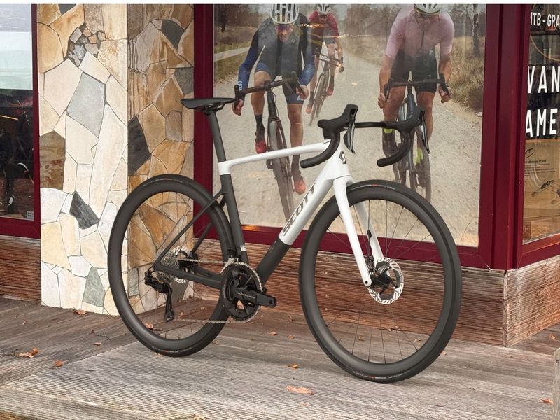 Scott Addict RC Pro 2025 2025 Road & Gravel de segunda mano, Blanco — imagen 1 de 3