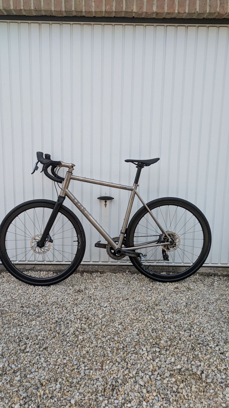 Used Leon Torrentibus Léon Genus 2024 Road & Gravel, Light Gray — image 2 of 7