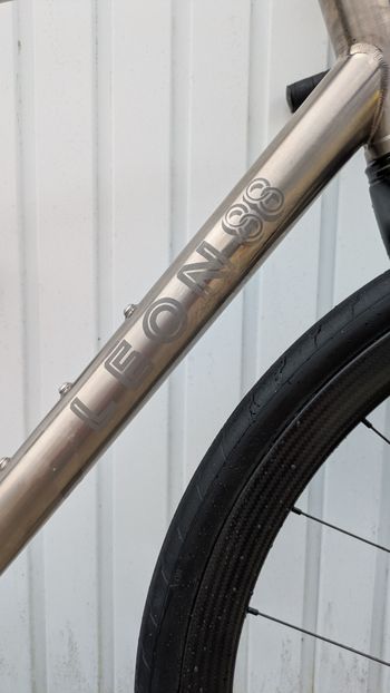 Used Leon Torrentibus Léon Genus 2024 Road & Gravel, Light Gray — image 3 of 7
