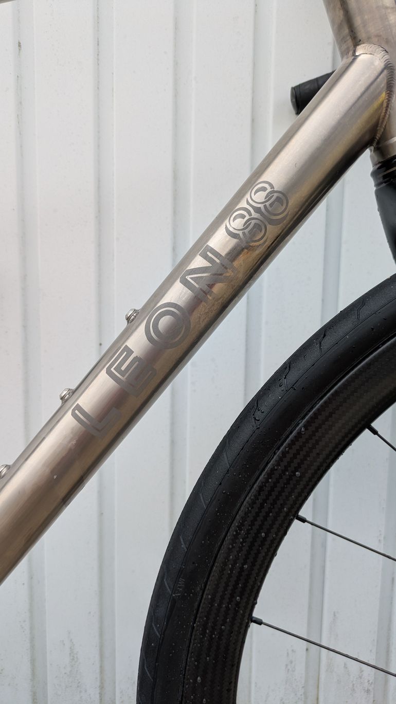 Used Leon Torrentibus Léon Genus 2024 Road & Gravel, Light Gray — image 3 of 7
