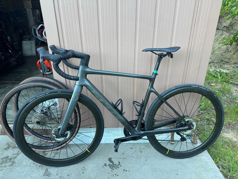 Used scott addict 20 Scott addict 20 Custom Shimano 105 2023 Road & Gravel, Light Gray — image 2 of 9