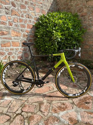 Käytetty Scott Addict Sram Apex Etap AXS 2025 Road & Gravel