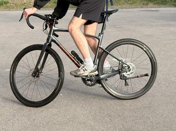 Used Giant Revolt 2 2022 2022 Road & Gravel, Light Gray — image 7 of 8