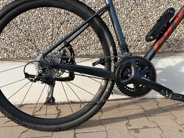 Used Giant Revolt 2 2022 2022 Road & Gravel, Light Gray — image 3 of 8