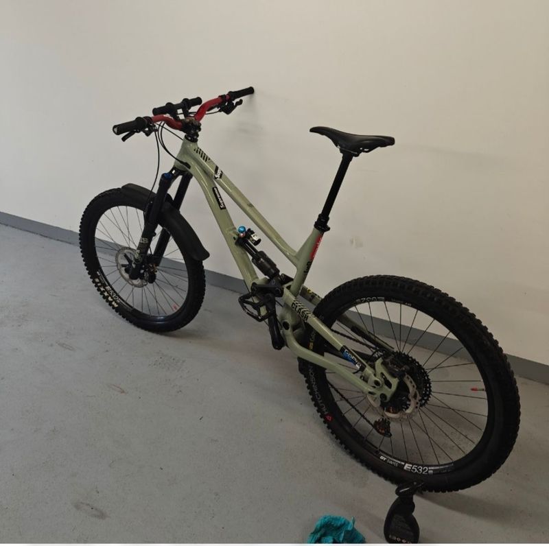 Commencal CLASH ESSENTIAL 2021 2021 MTB usato