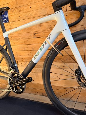Used Scott Addict RC Pro 2025 2025 Road & Gravel, White — image 2 of 4