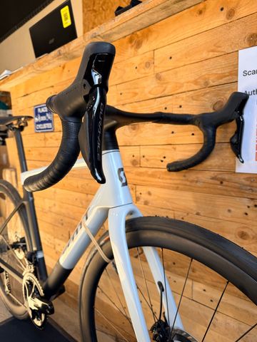 Used Scott Addict RC Pro 2025 2025 Road & Gravel, White — image 3 of 4