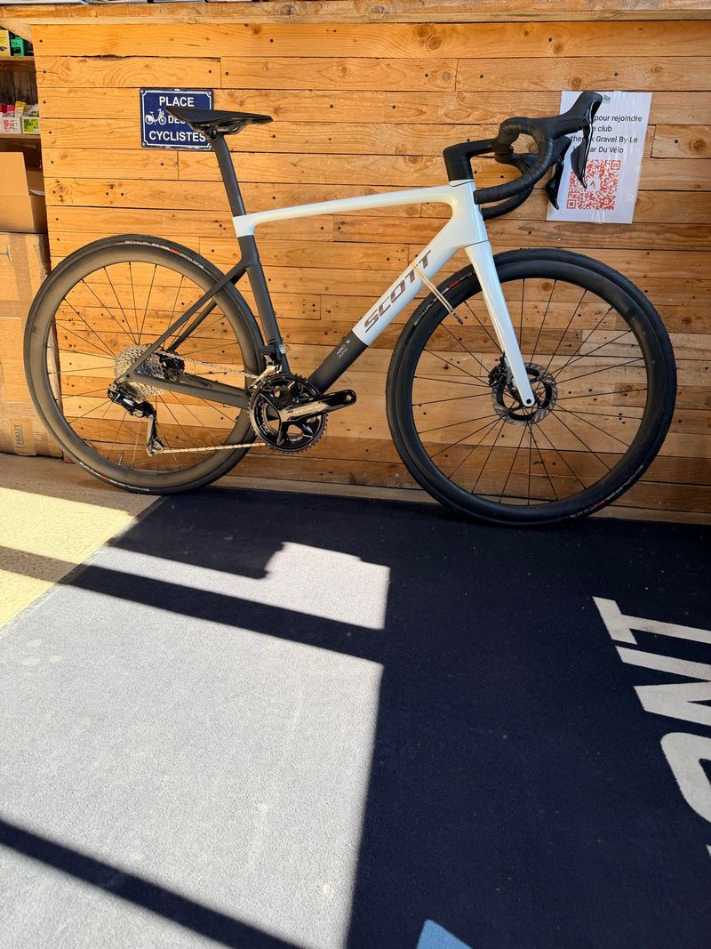Used Scott Addict RC Pro 2025 2025 Road & Gravel, White — image 1 of 4