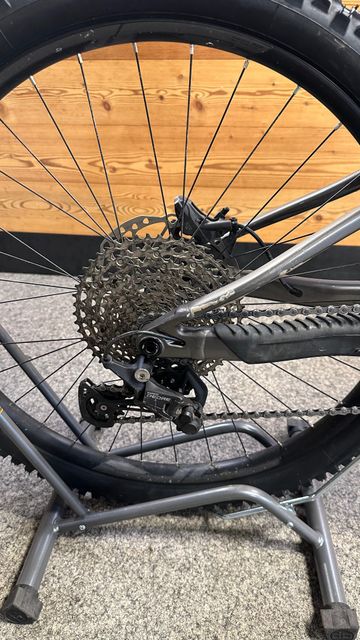 Merida ONE-SIXTY 500 2023 2023 Mountainbike usato, Grigio chiaro — immagine 3 di 5