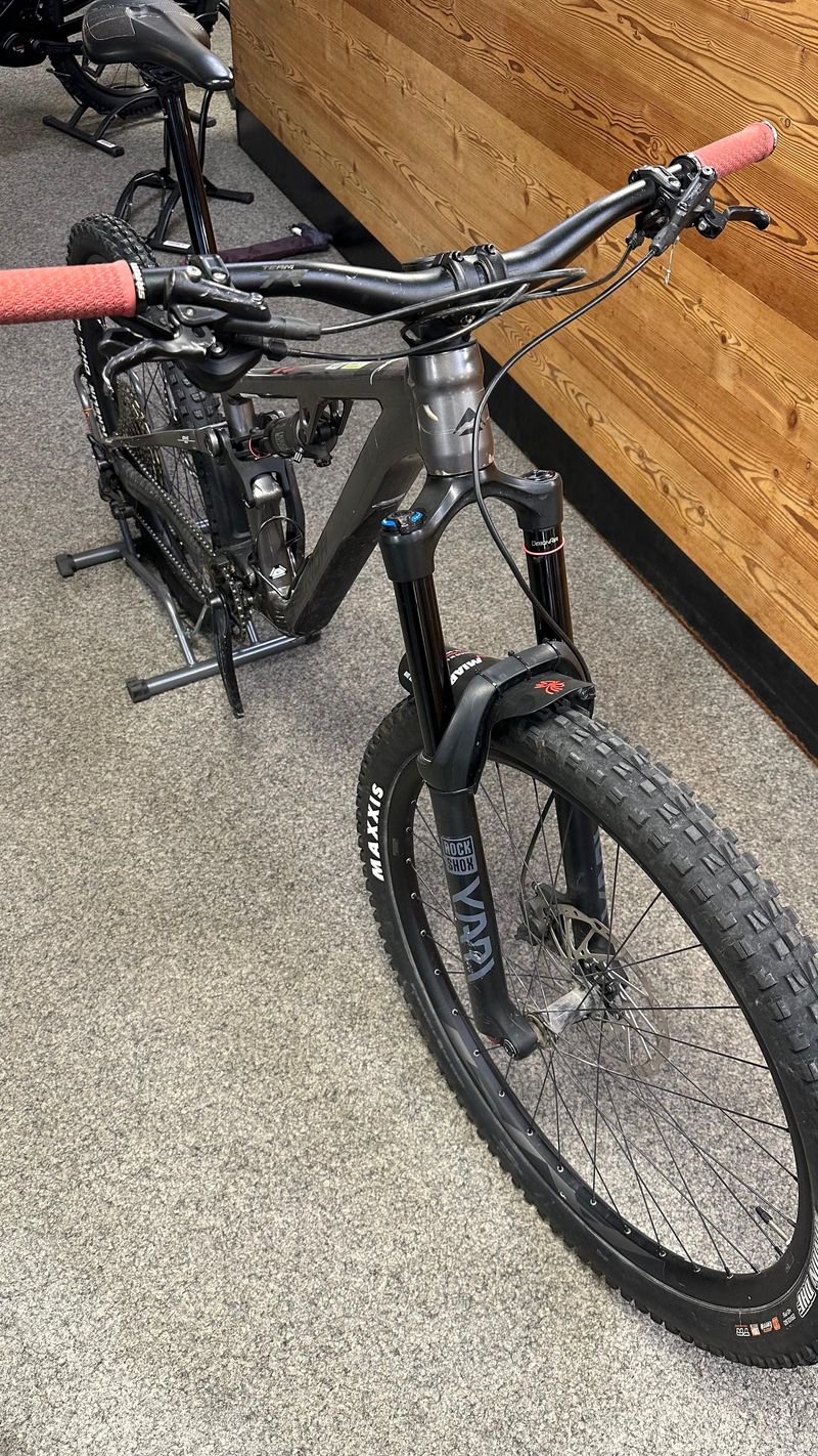 Merida ONE-SIXTY 500 2023 2023 Mountainbike usato, Grigio chiaro — immagine 2 di 5
