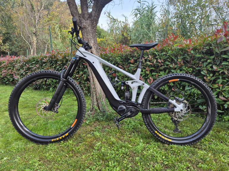 Used Giant Giant Reign E 1+ 2022 Mountainbike, Light Gray — image 1 of 11