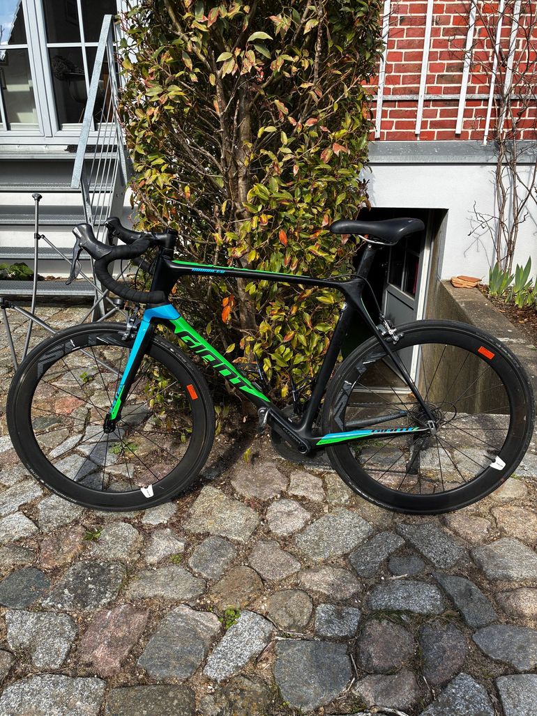 Used Giant TCR Advanced Pro 1 2017 2017 Road & Gravel — image 2 of 12