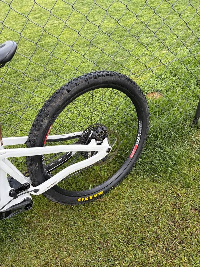 Gebrauchtes Pivot Firebird Custom 2026 Mountainbike, Weiß — Bild 11 von 12