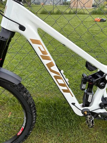 Gebrauchtes Pivot Firebird Custom 2026 Mountainbike, Weiß — Bild 9 von 12